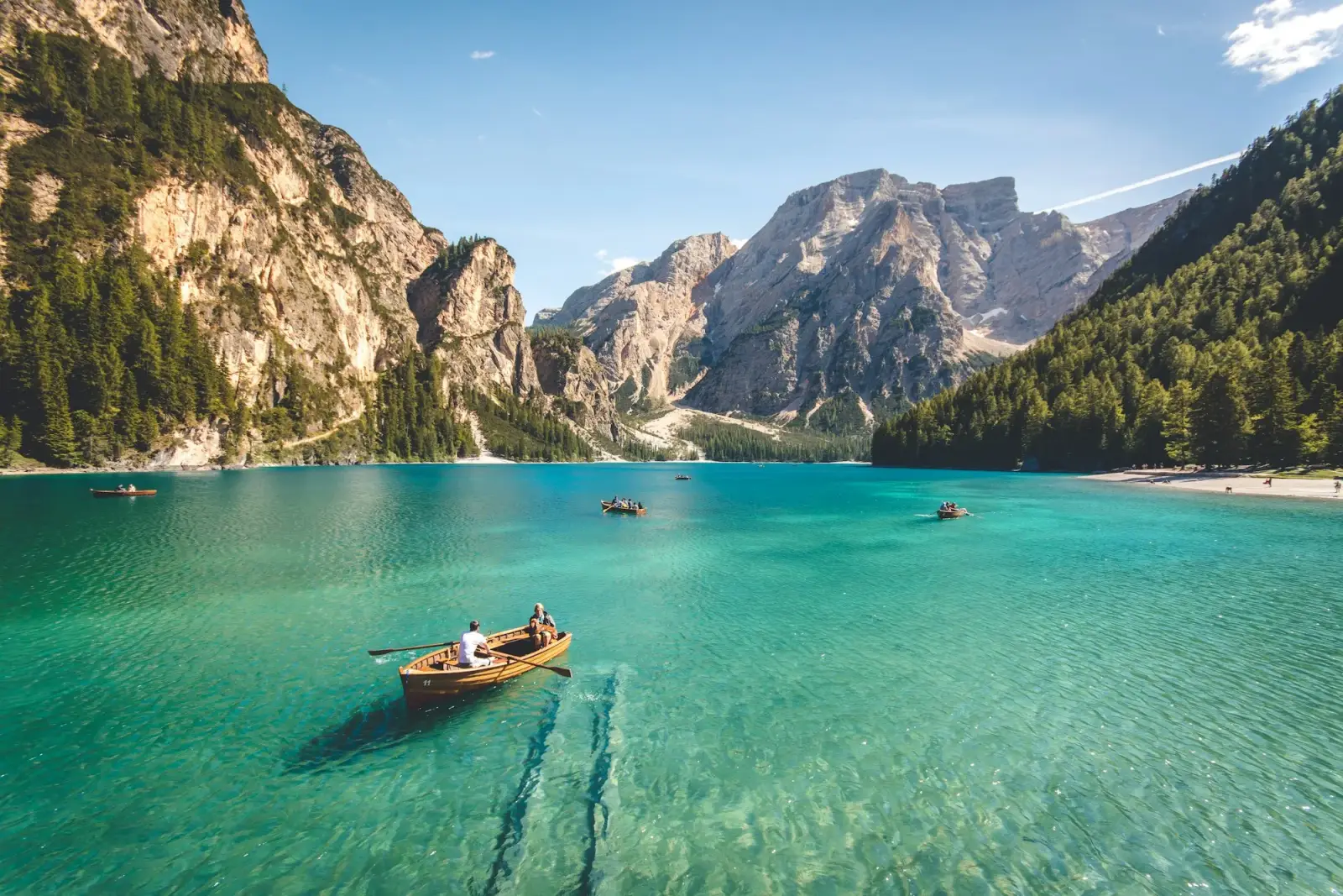 Ruhiger Bergsee im Nationalpark Gesäuse mit Morgennebel
